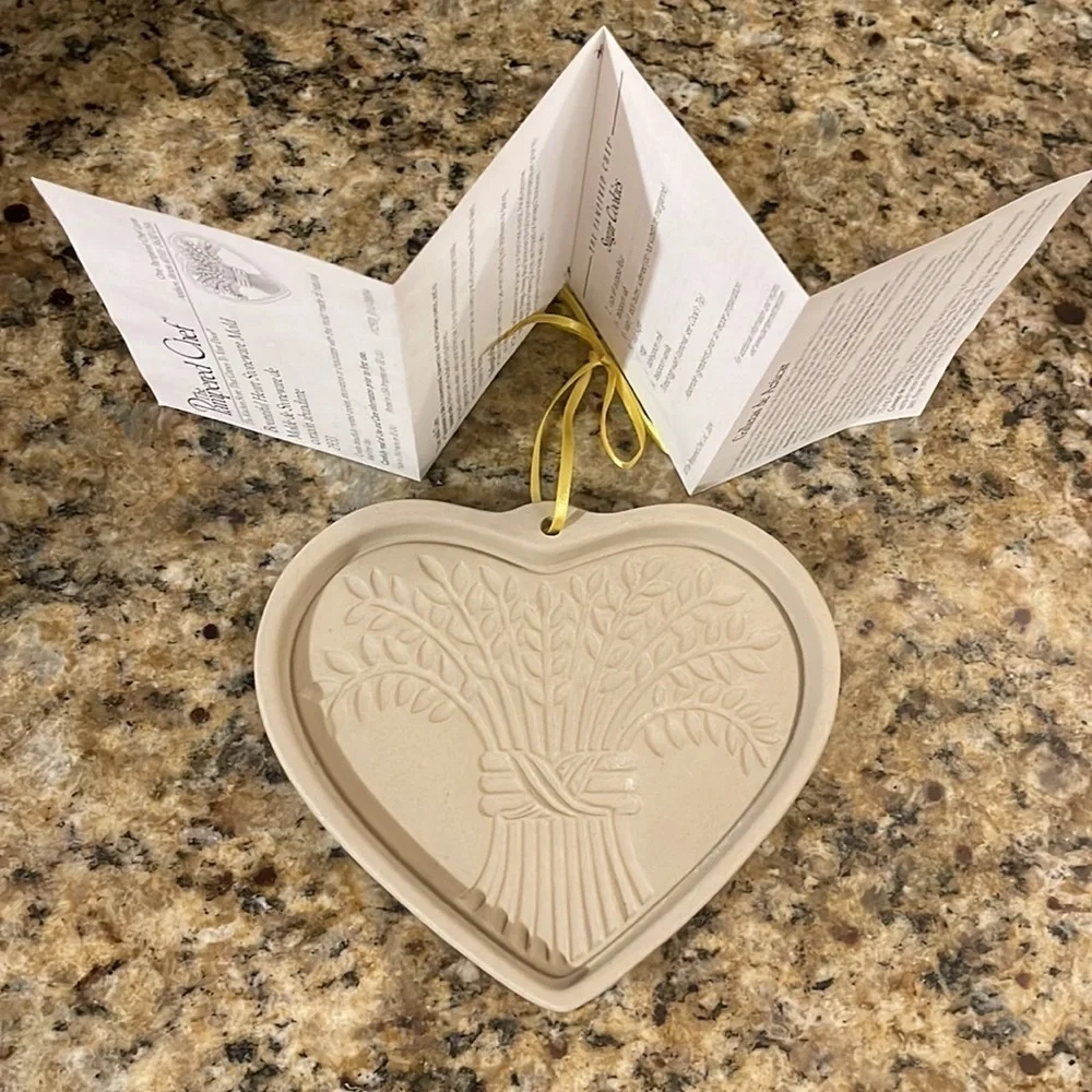 The Pampered Chef Family Heritage Stoneware Collection Bountiful Heart 2004 USA